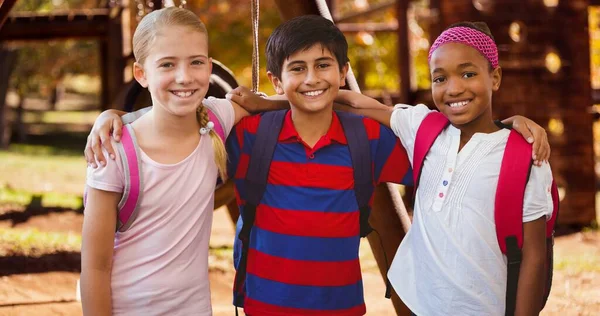 Retrato Sorrir Meninas Multirraciais Menino Com Braço Torno Parque Inalterado — Fotografia de Stock