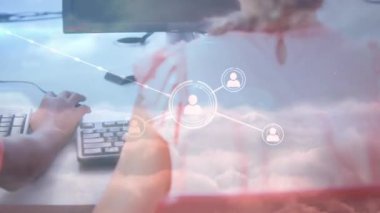 Okulda bilgisayar kullanan çocukların orta kesimine karşı profil simgeleri ağı. eğitim ve teknoloji kavramı