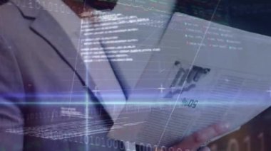 Kafkasyalı işadamının belgeleriyle birlikte veri işleme animasyonu. küresel iş ve dijital arayüz kavramı dijital olarak oluşturulmuş video.