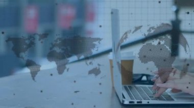 Bilgisayarla iş kadınının siber veri işleme animasyonu. Küresel internet güvenlik bağlantıları ve veri işleme kavramı dijital olarak oluşturuldu.