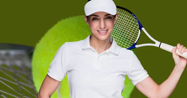 緑のスポーツの背景にテニスラケットで笑顔若い白人女性選手の肖像画 スポーツ テニス デジタル複合 アクティブライフスタイルとラケットスポーツの概念 — ストック写真