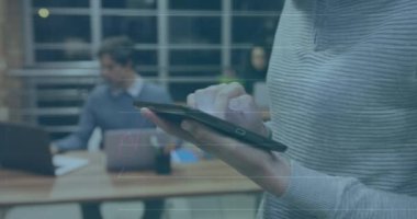 Tablet kullanan Kafkas iş kadınının veri işleme animasyonu. küresel iş ve dijital arayüz kavramı dijital olarak oluşturulmuş video.