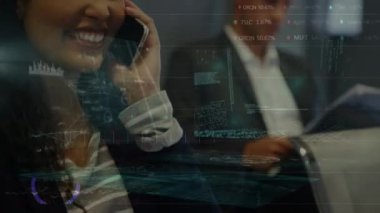 Çift ırklı iş kadınının akıllı telefondan konuşması üzerine veri işleme animasyonu. Küresel iş ve dijital arayüz kavramı dijital olarak oluşturulmuş video.
