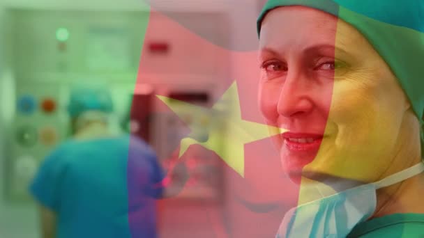 Анімація Прапора Камеруну Над Кавказькою Жінкою Лікарем Яка Посміхається Концепція — стокове відео