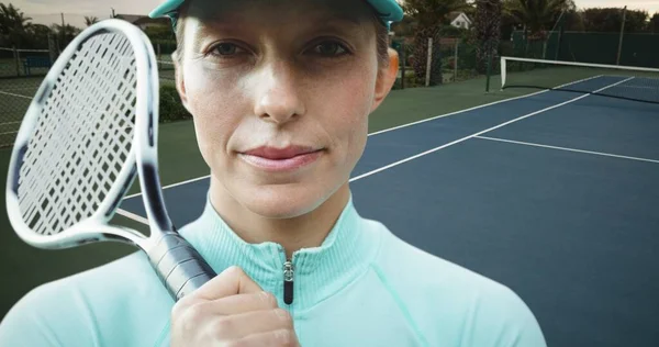 コートに立ってテニスラケットを持つ中高年の白人女性選手のクローズアップ肖像画 スポーツ テニス アクティブなライフスタイルとラケットスポーツの概念 — ストック写真