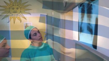 Uruguay bayrağının, beyaz kadın doktorların konuşması üzerine canlandırılması. küresel tıp ve vatanseverlik kavramı dijital olarak üretilen video.