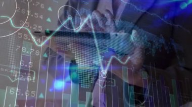 Akıllı telefon kullanan beyaz adamın finansal veri işleme animasyonu. Küresel işletme veri işlemeyi ve dijital olarak üretilen video konseptini finanse eder.