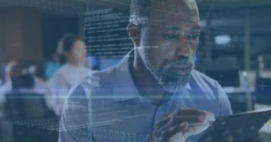 Afro-Amerikan iş adamının tablet kullanarak veri işleme animasyonu. küresel iş ve dijital arayüz kavramı dijital olarak oluşturulmuş video.