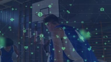 Çeşitli erkek basketbol oyuncuları üzerinde veri işleme animasyonu. Küresel spor ve dijital arayüz kavramı dijital olarak oluşturulmuş video.