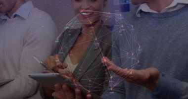 Çeşitli kadın ve erkek iş arkadaşları üzerindeki bağlantılardan oluşan dünyanın animasyonu. İş, veri işleme, güvenlik, bağlantılar ve teknoloji konsepti dijital olarak oluşturulmuş video.