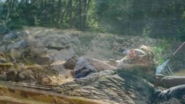 Kafkasyalı bir adamın yalan söylemesi üzerine manzara animasyonu. Doğa, uyum ve dijital arayüz kavramı dijital olarak oluşturulmuş video.