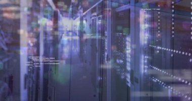 Sunucular üzerinde veri işleme animasyonu. Ağ, bağlantılar, iletişim, veri işleme ve teknoloji konsepti dijital olarak oluşturulmuş video.
