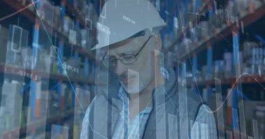 Finansal grafiklerin mutlu beyaz erkek depo çalışanı üzerinden animasyonu. iş, finans ve dağıtım hizmetleri kavramı dijital olarak oluşturulmuş video hizmetleri.