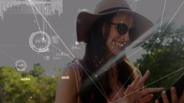 Tablet kullanan kadın üzerindeki bağlantı ağının animasyonu. Sosyal medya ve iletişim konsepti dijital olarak oluşturulmuş video.