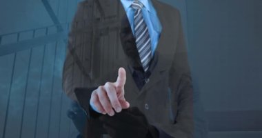 Tabletli beyaz erkek doktor üzerinde veri işleme animasyonu. Küresel tıp ve dijital arayüz kavramı dijital olarak oluşturulmuş video.