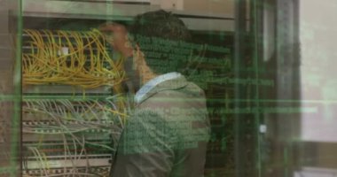 Beyaz adamın sunucuları kontrol edişinin arka planda veri işleme animasyonu. Bilgisayarlar, veri işleme ve dijital güvenlik konsepti dijital olarak oluşturulmuş video.