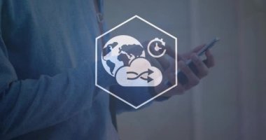 Akıllı telefon kullanan beyaz adam üzerindeki teknoloji simgeleriyle bağlantıların animasyonu. ağ, bağlantılar, iş ve dijital olarak üretilen video teknolojisi konseptiyle çalışma.