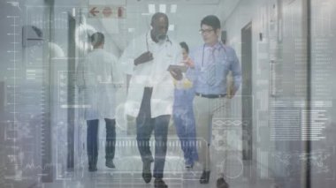 Çeşitli erkek doktorların yürümesi üzerine veri işleme animasyonu. Küresel tıp ve dijital arayüz kavramı dijital olarak oluşturulmuş video.