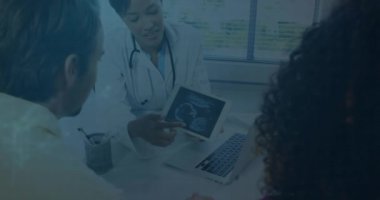 Hastaları olan Afro-Amerikan kadın doktor üzerinde veri işleme animasyonu. Küresel tıp ve dijital arayüz kavramı dijital olarak oluşturulmuş video.