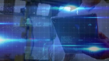 Tablet kullanan beyaz erkek bilim adamının veri işleme animasyonu. Küresel teknoloji ve dijital arayüz konsepti dijital olarak oluşturulmuş video.