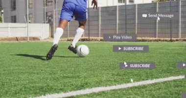 Sosyal medya konsepti, spor sahasında antrenman yapan Afrikalı Amerikalı erkek futbolcuya karşı. Sosyal medya ağ teknolojisi ve spor kavramı