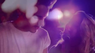 Beyaz kadın ve erkek şarkıcılar üzerindeki bulanık yol trafiğinin animasyonu. müzik, konser, parti ve gece hayatı konsepti dijital olarak oluşturulmuş video.