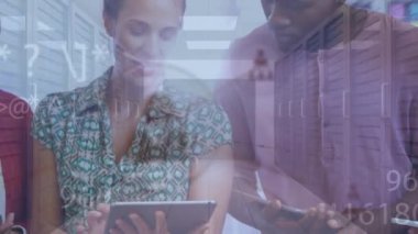 Ofisteki çeşitli iş arkadaşlarıyla olan bağlantıların animasyonu. İş, ofiste teknoloji, ağ ve iletişim konseptiyle çalışmak dijital olarak oluşturulmuş video.