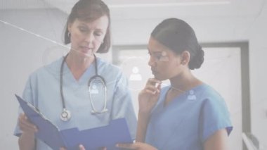 Çeşitli doktorların konuştuğu veri işleme animasyonu. Küresel tıp ve dijital arayüz kavramı dijital olarak oluşturulmuş video.