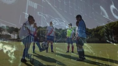 Çeşitli bayan futbolcular üzerinde veri işleme animasyonu. Küresel spor ve dijital arayüz kavramı dijital olarak oluşturulmuş video.