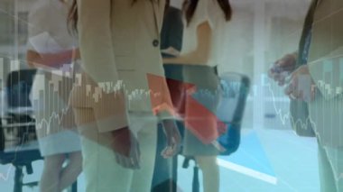 Toplantı sırasında konuşan çeşitli iş adamlarının orta bölümündeki finansal grafiklerin animasyonu. Küresel iş, işbirliği, finans, ekonomi ve teknoloji konsepti dijital olarak oluşturulmuş video.