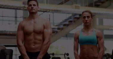 Spor salonunda egzersiz yapan beyaz bir çiftin veri işleme animasyonu. Küresel spor ve dijital arayüz kavramı dijital olarak oluşturulmuş video.