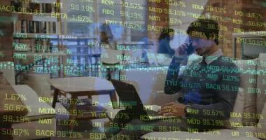 Kafkasyalı iş adamının akıllı telefon kullanarak veri işleme animasyonu. küresel iş ve dijital arayüz kavramı dijital olarak oluşturulmuş video.