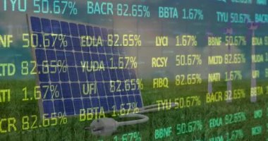 Güneş panelleri üzerinden finansal verilerin ve grafiklerin animasyonu. Çevreci enerji, eko güç, finans ve ekonomi kavramı dijital olarak oluşturulmuş video.