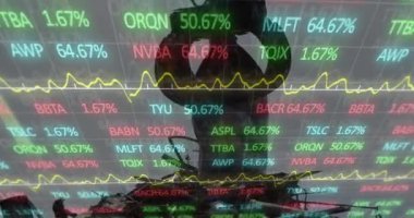 Çöp yığını üzerinde veri işleme animasyonu. Küresel iş ve dijital arayüz kavramı dijital olarak oluşturulmuş video.