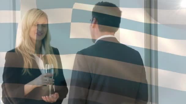 Acenando Bandeira Greece Contra Diversos Empresários Empresárias Discutindo Escritório Relações — Vídeo de Stock