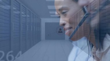 Çağrı merkezindeki çeşitli mutlu iş arkadaşları üzerinde bağlantılar, numaralar ve sunucu odası animasyonu. İş, ofiste teknoloji, ağ ve iletişim konseptiyle çalışmak dijital olarak oluşturulan vide