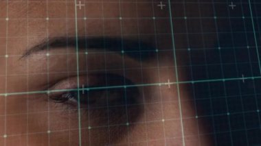 Açık gözlü melez bir kadının yüzü üzerinde veri işleme animasyonu. Veri işleme, güzellik, makyaj ve teknoloji konsepti dijital olarak oluşturulmuş video.