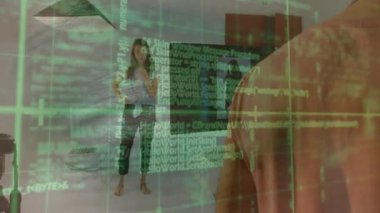 Kafkasyalı fotoğrafçı ve kadın modelin veri işleme animasyonu. Küresel iş ve dijital arayüz kavramı dijital olarak oluşturulmuş video.