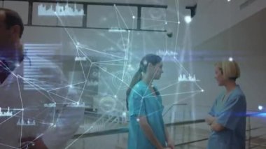 Çeşitli doktorların konuştuğu veri işleme animasyonu. Küresel tıp ve dijital arayüz kavramı dijital olarak oluşturulmuş video.