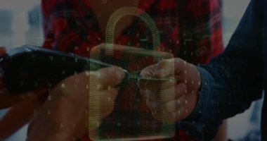 Farklı kişilerin kredi kartıyla ödeme yapması üzerine asma kilit ikonu ve siber saldırı uyarısı. Küresel teknoloji, finans ve dijital arayüz kavramı dijital olarak oluşturulmuş video.