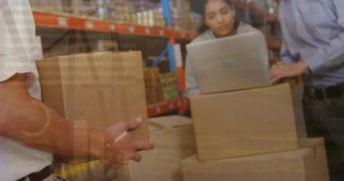 Depodaki çeşitli işçiler üzerinde veri işleme animasyonu. küresel iş ve dijital arayüz kavramı dijital olarak oluşturulmuş video.