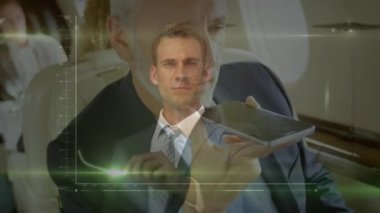 Kafkas iş adamının akıllı telefondan konuştuğu veri işleme animasyonu. Küresel iş ve dijital arayüz kavramı dijital olarak oluşturulmuş video.