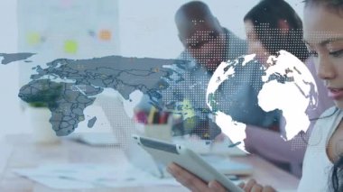 Çeşitli iş adamlarının konuştuğu dünya haritasının animasyonu. Küresel iş ve dijital arayüz kavramı dijital olarak oluşturulmuş video.