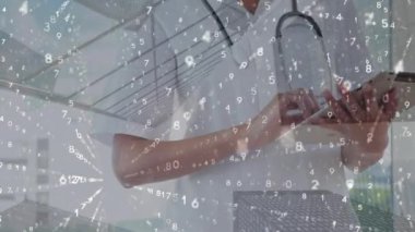 Tablet kullanan Kafkas kadın doktor üzerinde veri işleme animasyonu. Küresel iş ve dijital arayüz kavramı dijital olarak oluşturulmuş video.