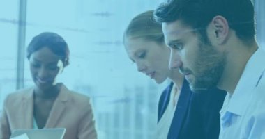 Çalışan çeşitli iş adamlarının üzerinde hareket eden veri ve aksaklıkların animasyonu. İş, teknoloji, veri ve dijital arayüz kavramı ile dijital olarak üretilen video.