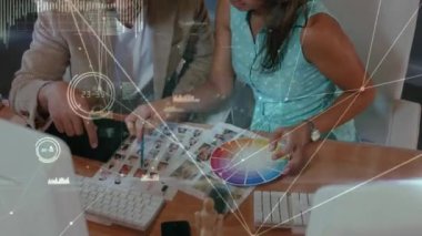 Çeşitli iş adamlarının konuşmaları üzerine veri işleme animasyonu. küresel iş ve dijital arayüz kavramı dijital olarak oluşturulmuş video.