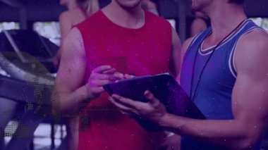 Spor salonunda egzersiz yapan farklı sporcuların veri işleme animasyonları. Küresel spor ve dijital arayüz kavramı dijital olarak oluşturulmuş video.