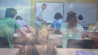 Öğretmenlerin sınıfta öğrendiği çeşitli öğrencilerin veri işleme animasyonları. Küresel eğitim ve dijital arayüz kavramı dijital olarak oluşturulmuş video.