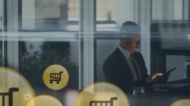 Akıllı telefon kullanan Asyalı iş adamının medya simgelerinin animasyonu. Küresel iş ve dijital arayüz kavramı dijital olarak oluşturulmuş video.