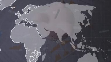 Belgeler üzerinde veri işleme ve dünya haritasının animasyonu. Küresel iş ve dijital arayüz kavramı dijital olarak oluşturulmuş video.